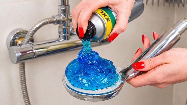 ¡Rocía espuma de afeitar sobre el cabezal de la ducha! El resultado es increíble