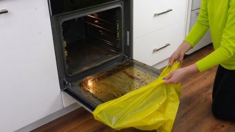 Pon una bolsa sobre el horno y olvídate de frotar