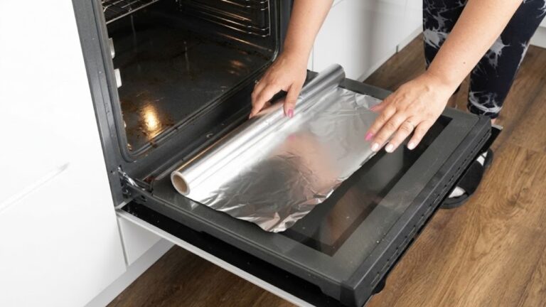 ¡El papel de aluminio deja el horno reluciente! Con una pastilla de lavavajillas, sin frotar