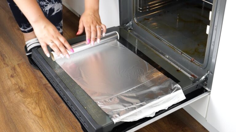 Envuelve el horno en papel de aluminio. En solo 2 horas se desprenden los depósitos más difíciles